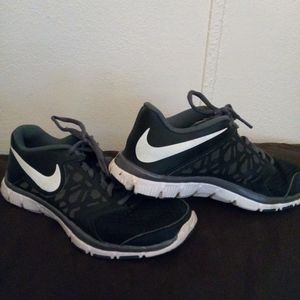 Like new size 5 and 1/2 women's Nike tennis shoes